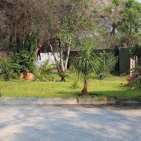 Rivermews Hotel And Spa Maun Extérieur photo
